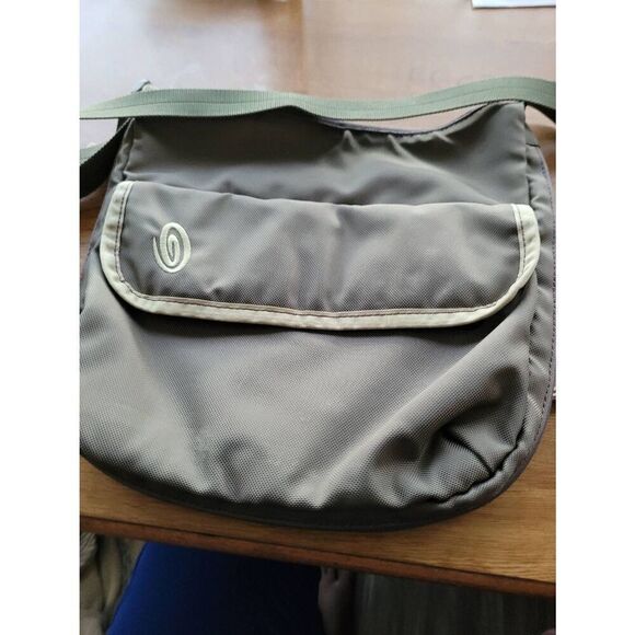 Timbuk 2 s/m micro crossbody bag  green  Excellent condition lots of pockets - Picture 1 of 4